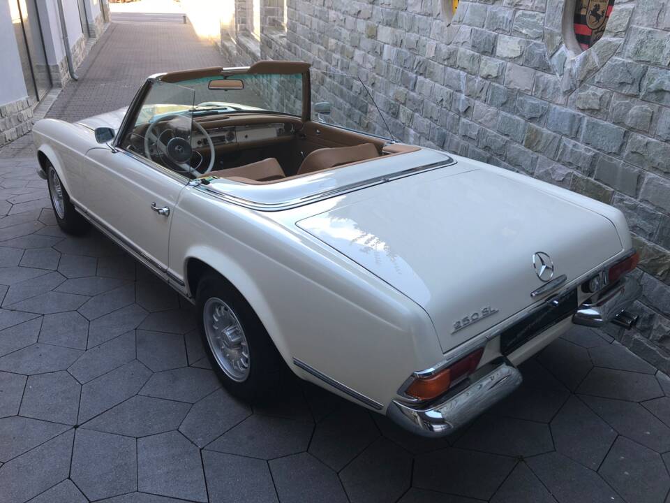 Image 42/43 of Mercedes-Benz 230 SL (1967)