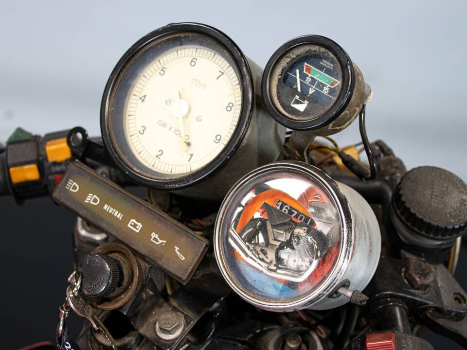 Image 35/49 de Moto Guzzi 850 LeMans (1981)