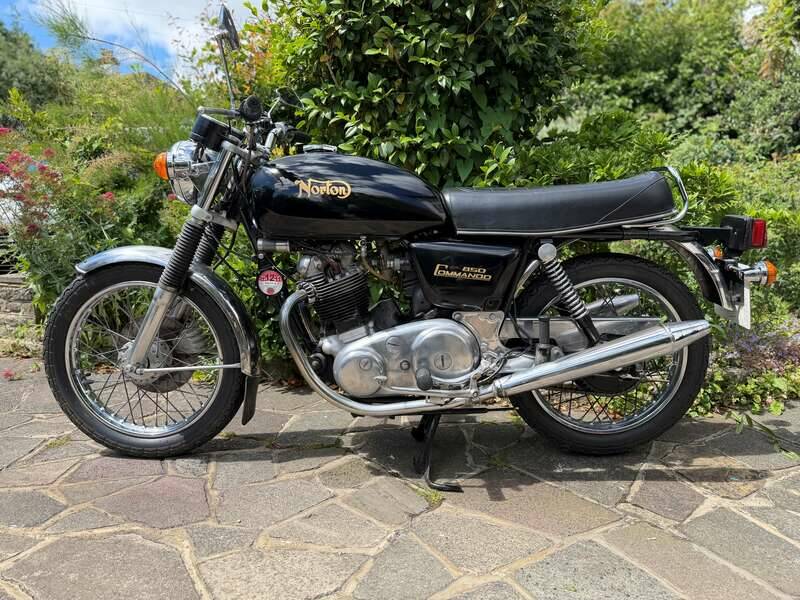 Image 2/47 of Norton Commando 850 Roadster (1974)