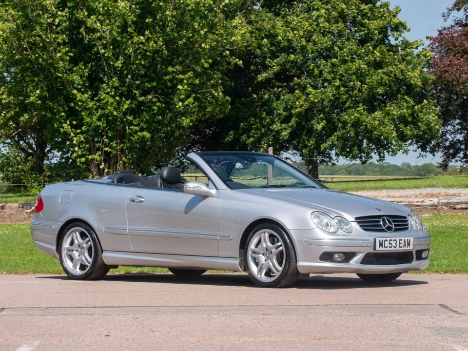 Image 18/50 of Mercedes-Benz CLK 55 AMG (2003)