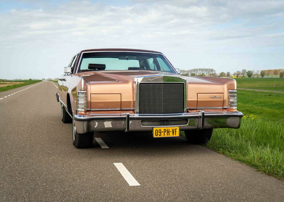 Image 4/8 of Lincoln Continental Town Car (1979)