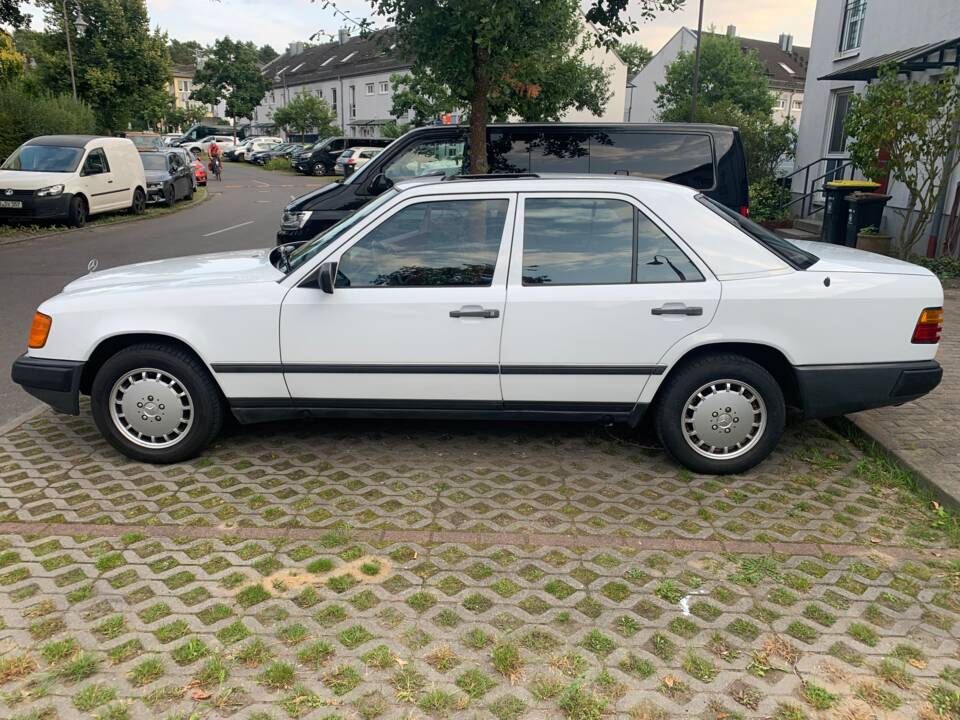 Image 5/18 of Mercedes-Benz 230 E (1987)