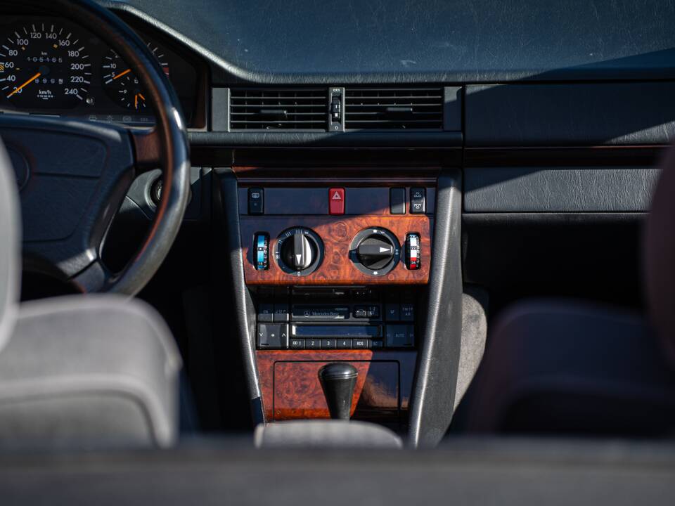 Bild 35/42 von Mercedes-Benz E 200 (1997)