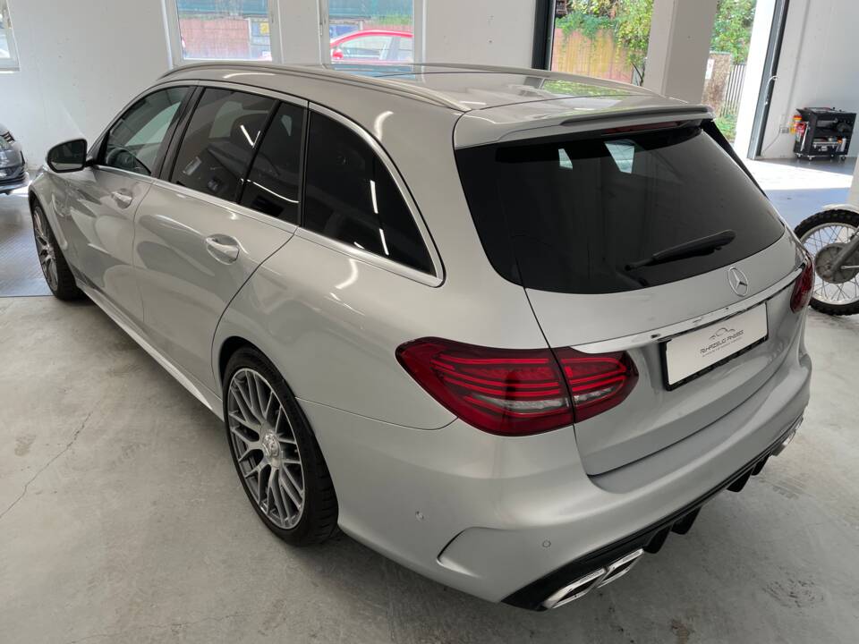 Obraz 6/36 pojazdu Mercedes-Benz C 63 AMG T (2020)