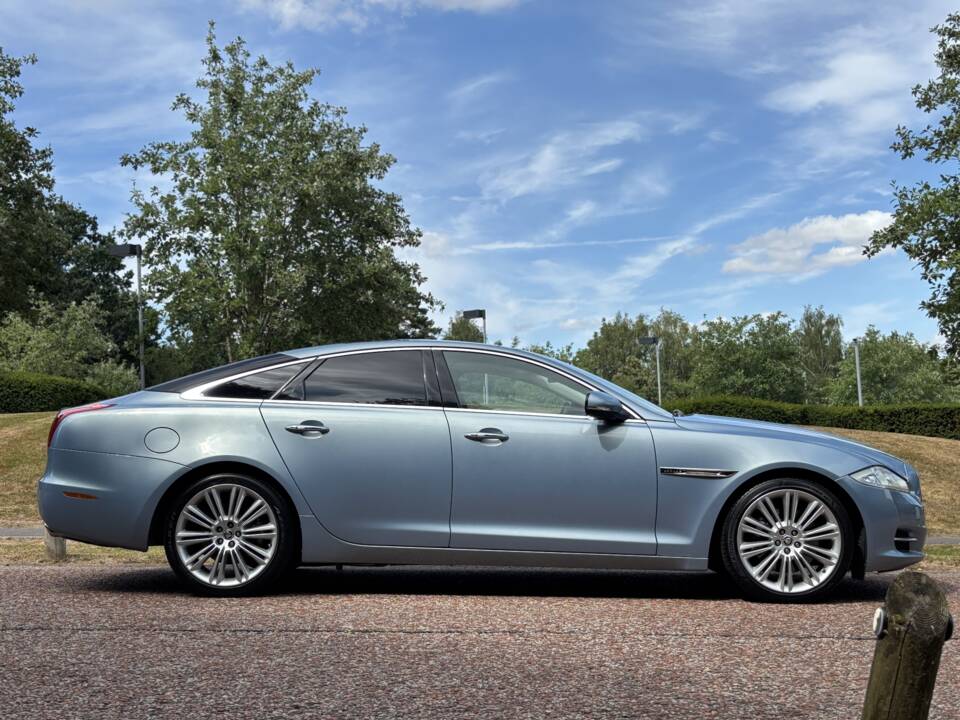 Image 18/50 of Jaguar XJ 5.0 (2011)