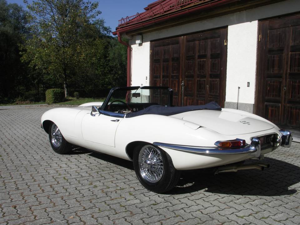 Image 35/36 of Jaguar E-Type 4.2 (1966)