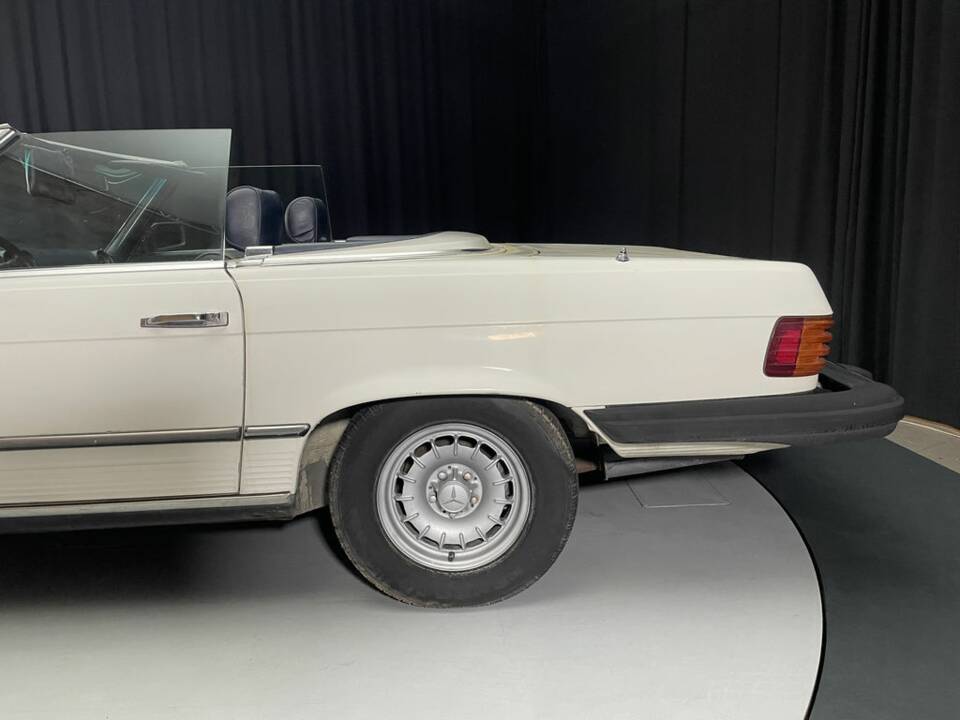 Image 7/8 of Mercedes-Benz 380 SL (1983)