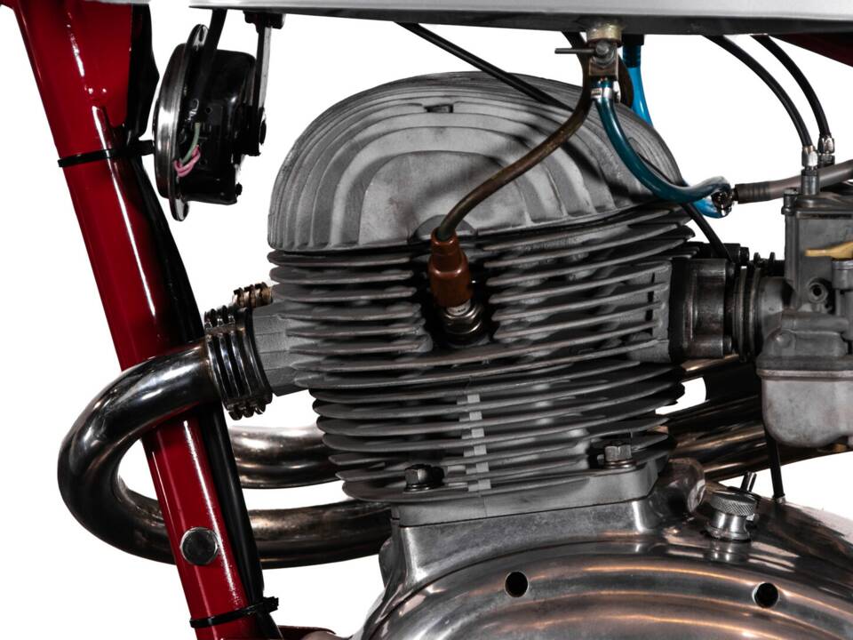 Image 5/34 of MV Agusta 250 Bicilindrica (1970)