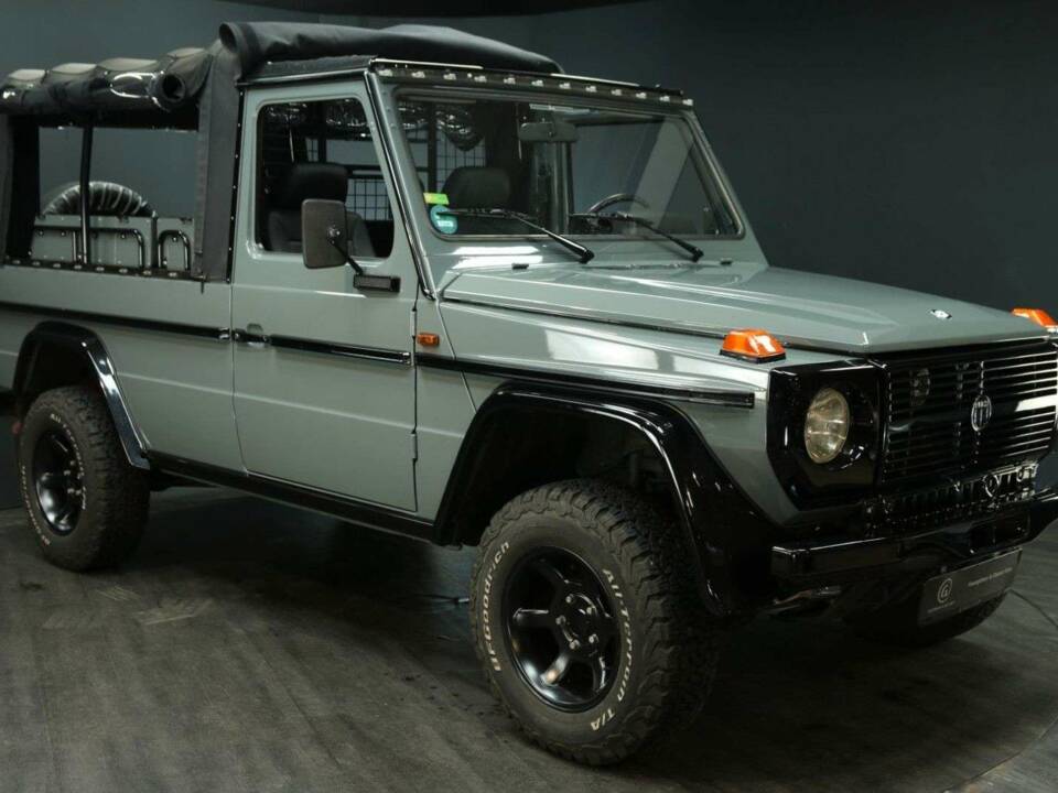 Immagine 28/50 di Mercedes-Benz 230 GE (SWB) (1993)