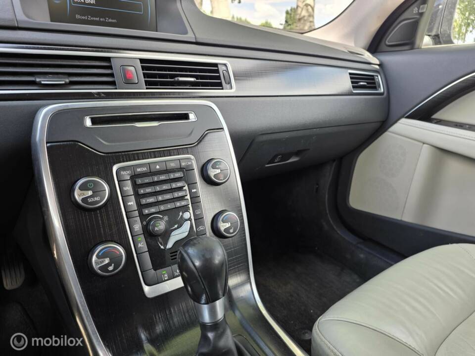 Image 25/44 of Volvo V 70 2.0 T5 (2012)