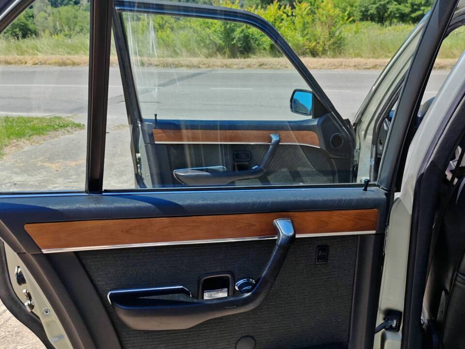 Bild 39/50 von BMW 745i (1982)