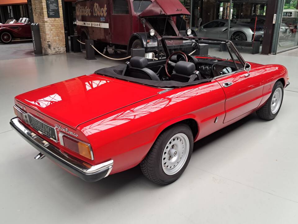 Image 8/38 of Alfa Romeo 2000 Spider Veloce (1978)
