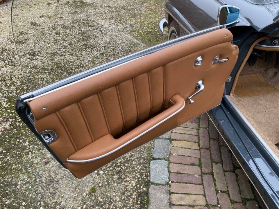 Image 14/52 de Mercedes-Benz 190 SL (1961)