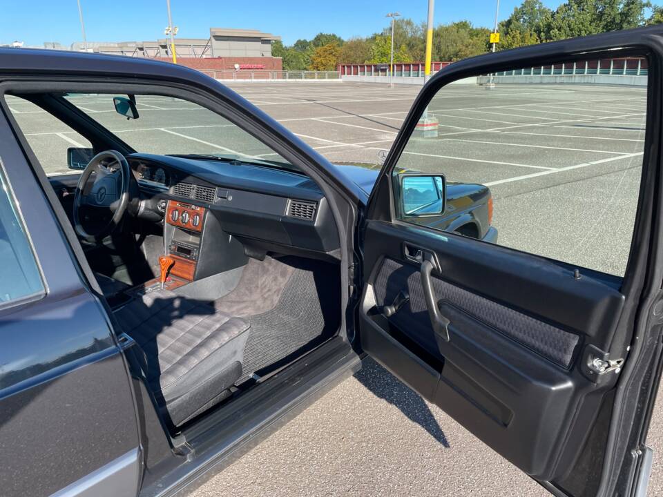 Bild 12/15 von Mercedes-Benz 190 E 1.8 (1992)