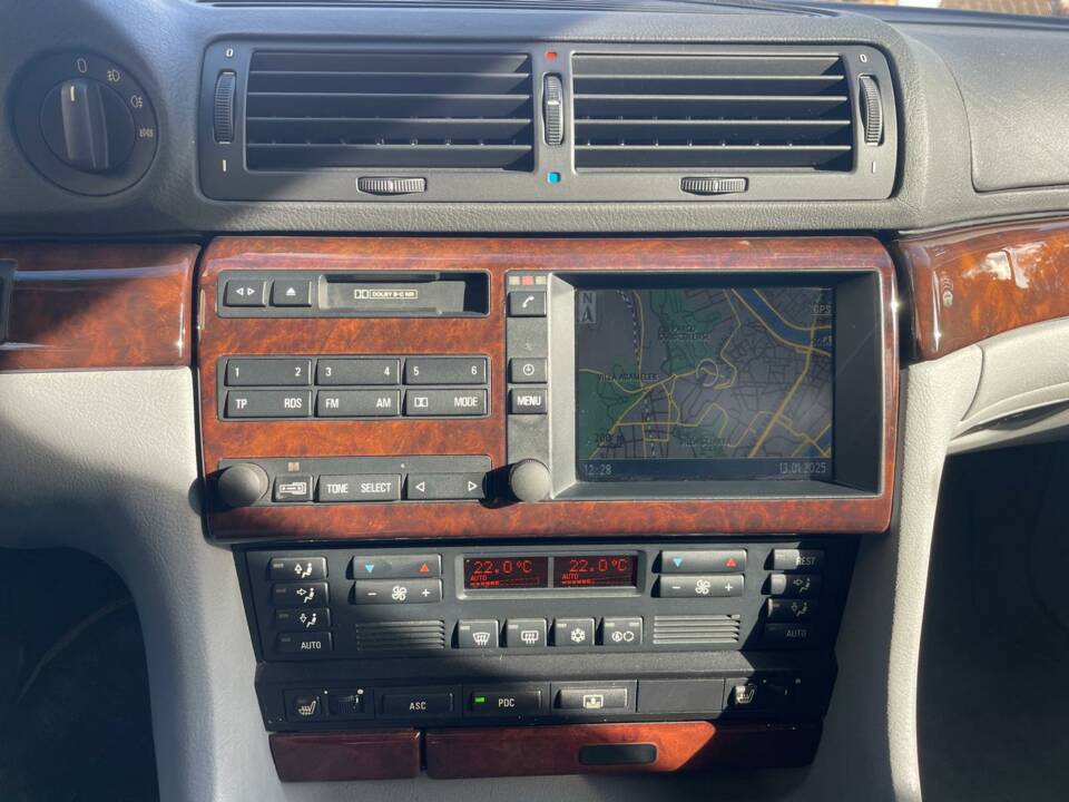 Image 6/12 of BMW 740i (1997)