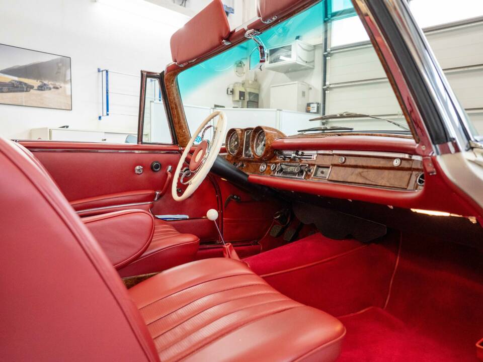 Image 17/37 of Mercedes-Benz 250 SE (1966)