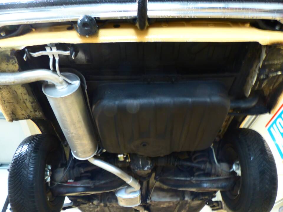 Image 21/53 de Mercedes-Benz 200 T (1982)