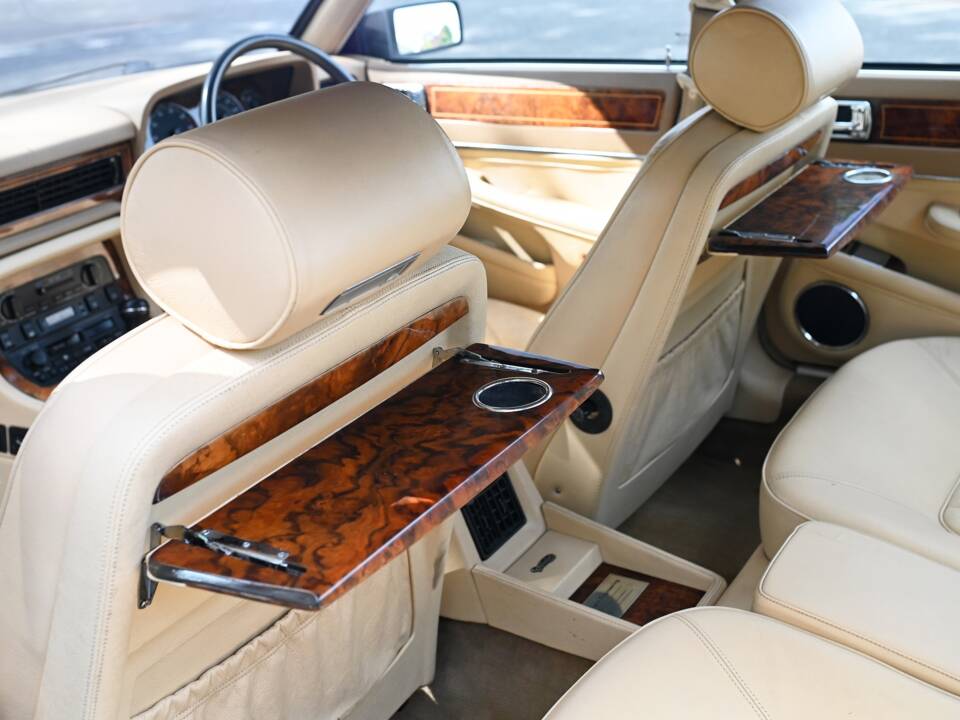 Image 18/21 of Daimler XJ 6 4.0 (1990)