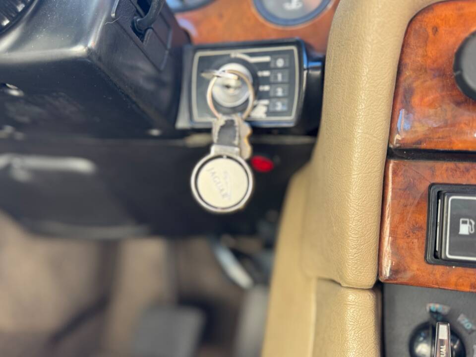 Immagine 8/41 di Jaguar XJ 12 (1990)