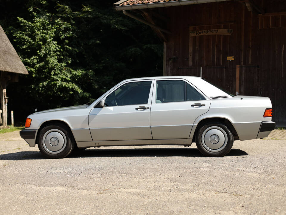 Immagine 4/100 di Mercedes-Benz 190 E 2.3 (1992)