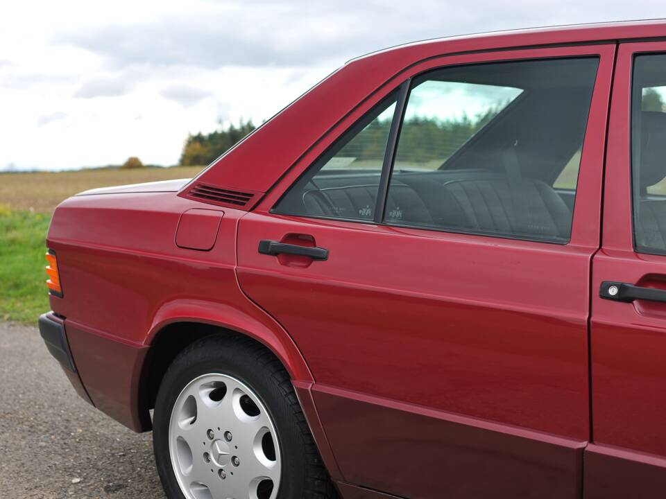 Image 7/31 of Mercedes-Benz 190 E (1993)