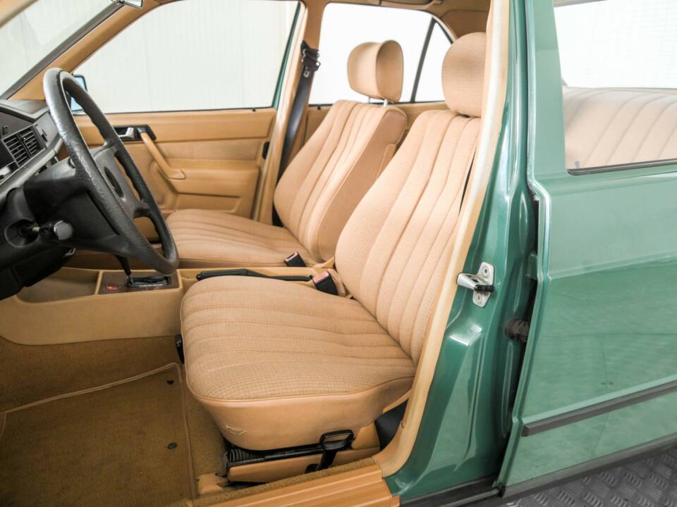 Obraz 15/50 pojazdu Mercedes-Benz 190 D 2.5 (1986)