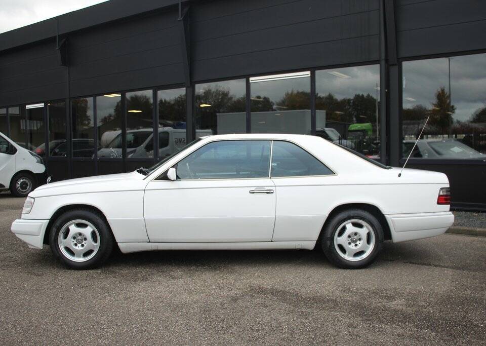 Bild 8/8 von Mercedes-Benz 220 CE (1993)