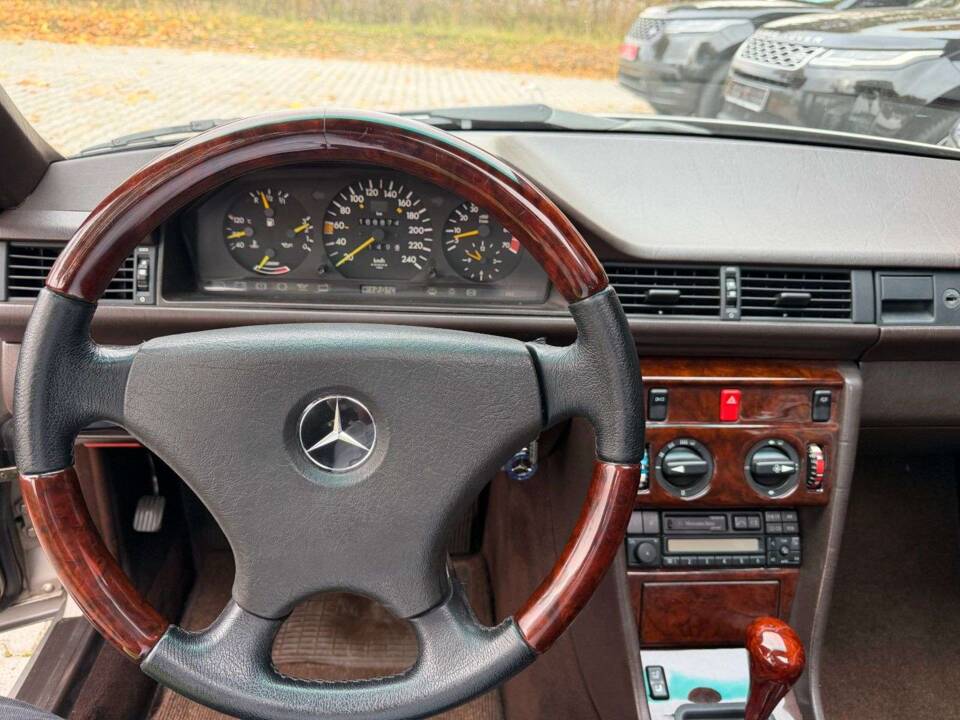 Bild 14/21 von Mercedes-Benz 300 CE (1988)