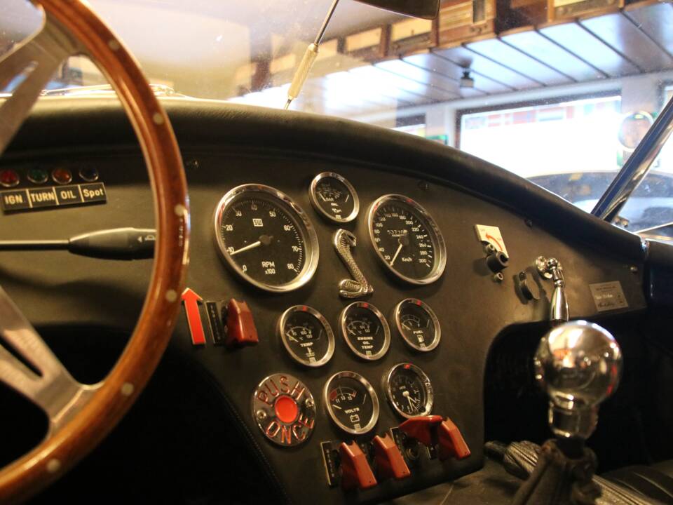 Image 54/57 of AC Cobra 427 (1965)