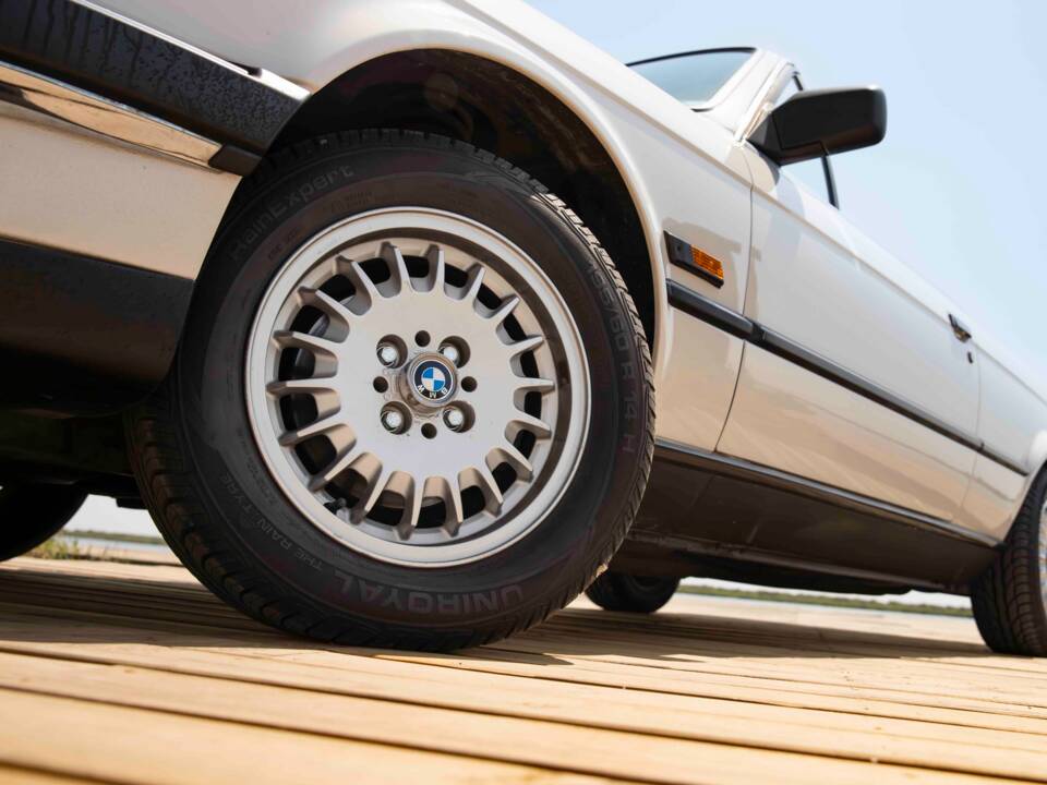 Image 15/70 of BMW 320i (1990)
