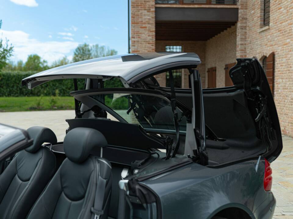 Image 32/50 of Mercedes-Benz SL 500 (2001)