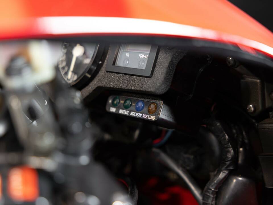 Image 23/42 de Honda RVF 750 (1994)