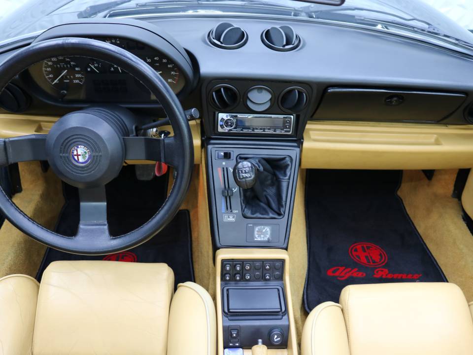 Imagen 11/38 de Alfa Romeo 2.0 Spider (1990)