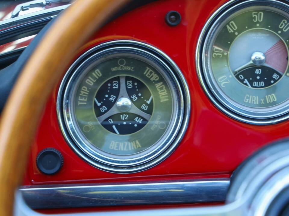 Image 31/50 of Alfa Romeo Giulia 1600 Spider (1963)