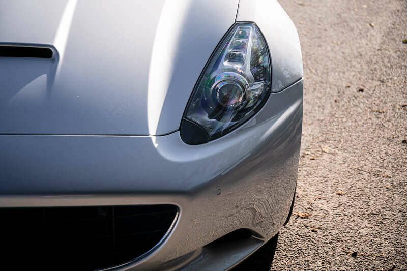 Image 34/44 de Ferrari California (2011)