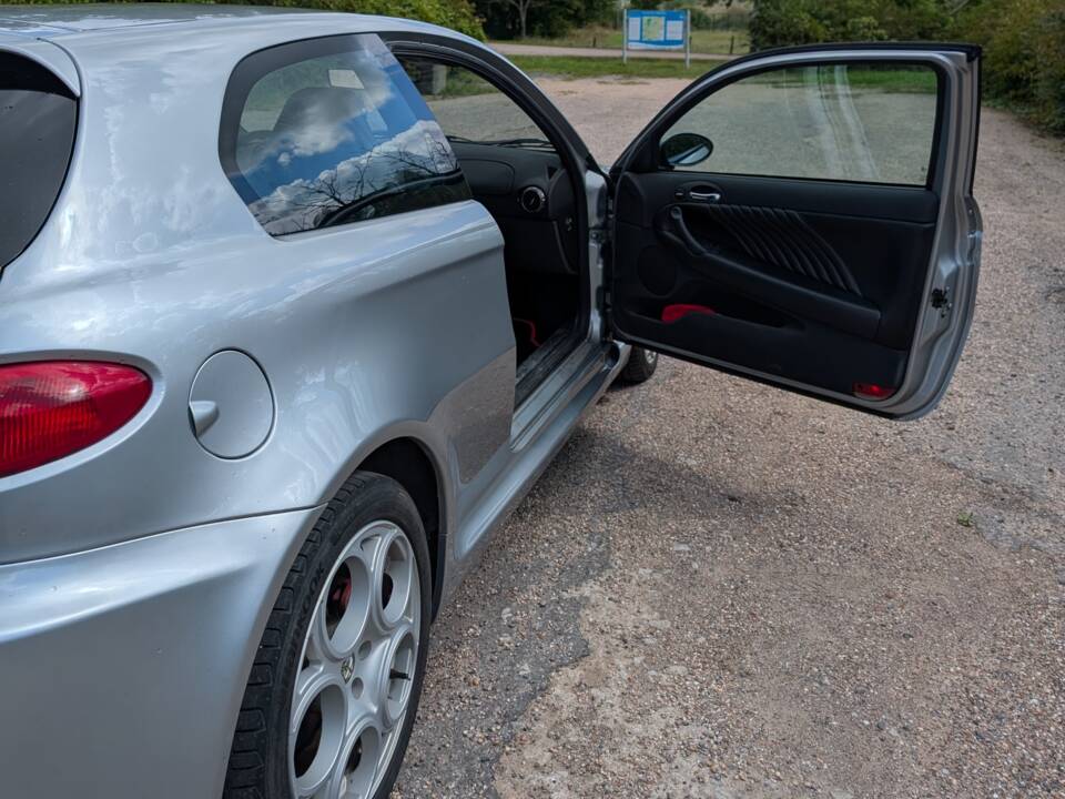 Image 10/111 of Alfa Romeo 147 3.2 GTA (2002)