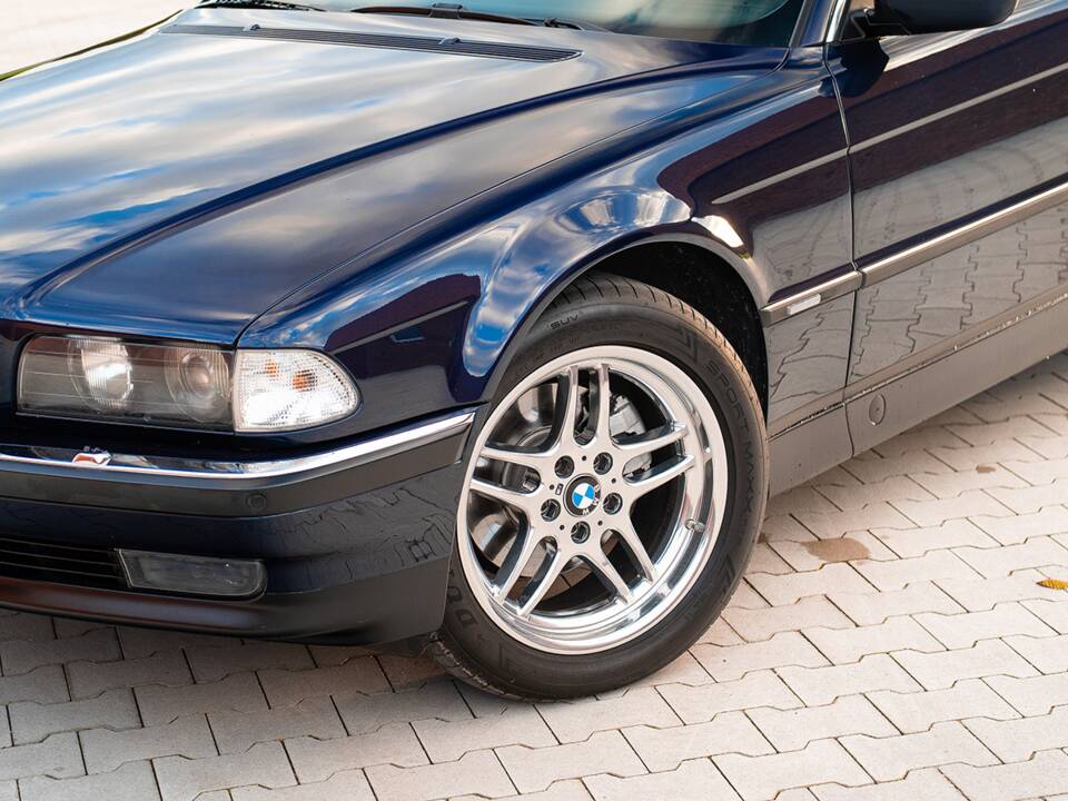 Image 14/55 of BMW 740i (1997)