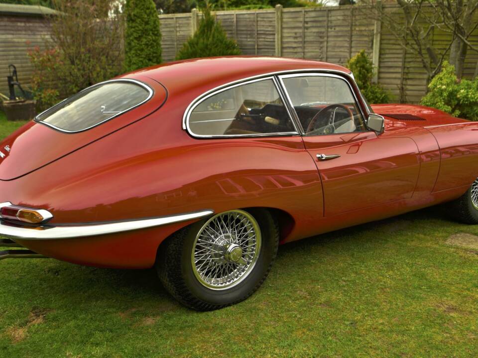 Image 9/50 de Jaguar E-Type (1968)