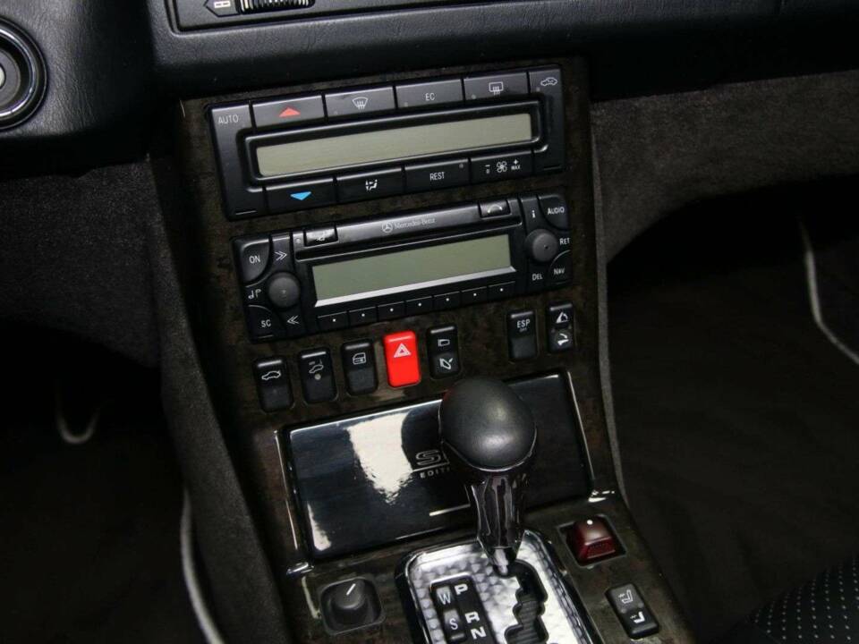 Image 27/49 of Mercedes-Benz SL 500 (2000)