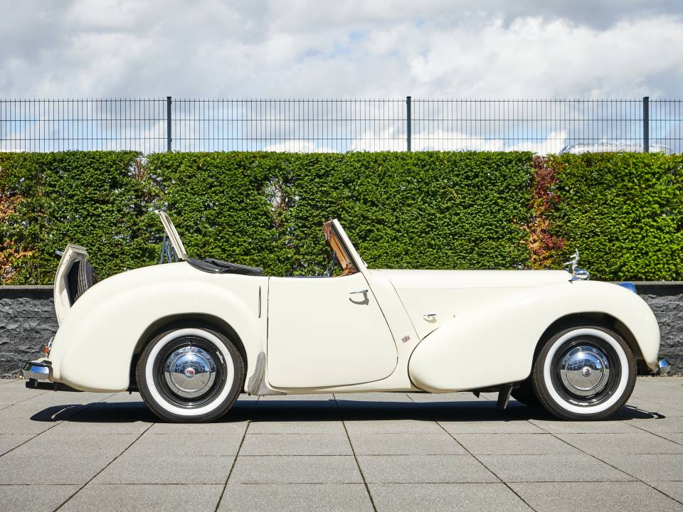 Image 3/42 of Triumph 1800 Roadster (1948)