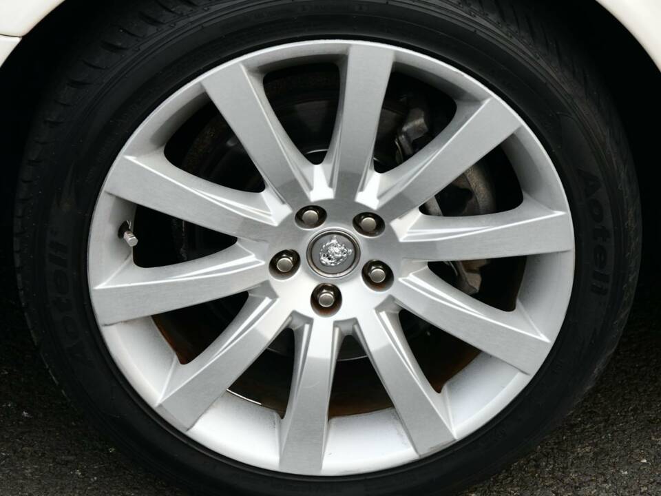 Image 18/50 of Jaguar XJ 8 4.2 (2008)