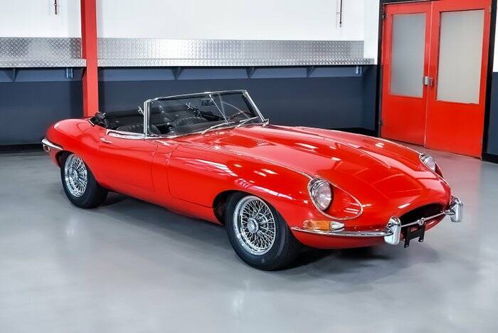 Image 7/7 de Jaguar E-Type (1968)