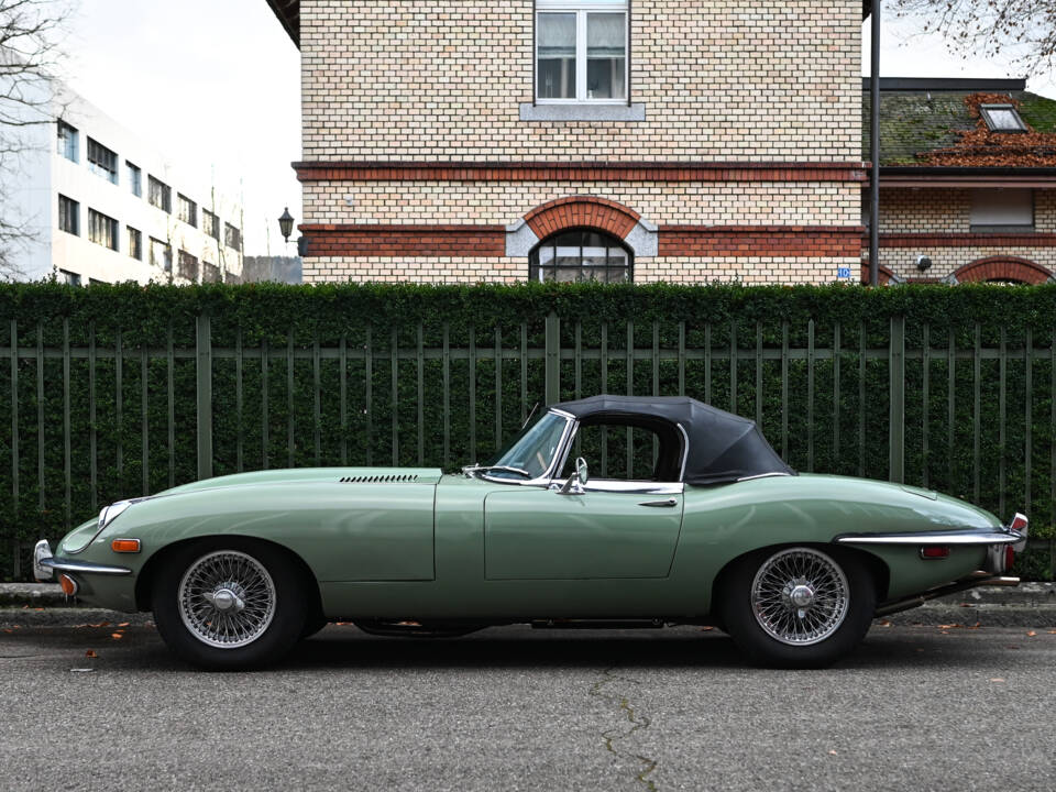 Image 34/60 de Jaguar E-Type (1970)