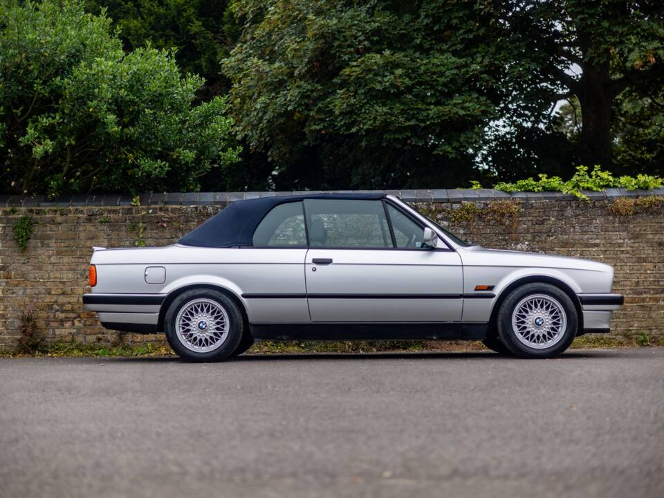 Image 23/45 of BMW 318i (1993)