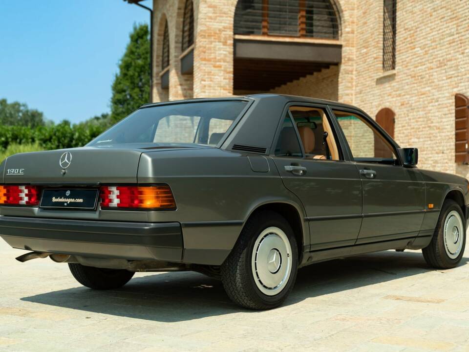 Immagine 7/50 di Mercedes-Benz 190 E (1987)