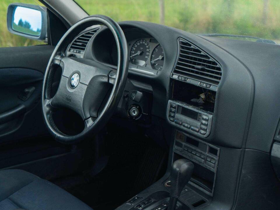 Bild 30/40 von BMW 316i (1998)