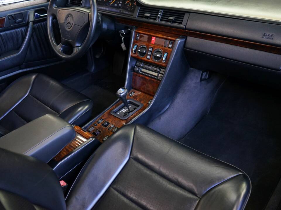 Bild 22/36 von Mercedes-Benz E 320 (1995)