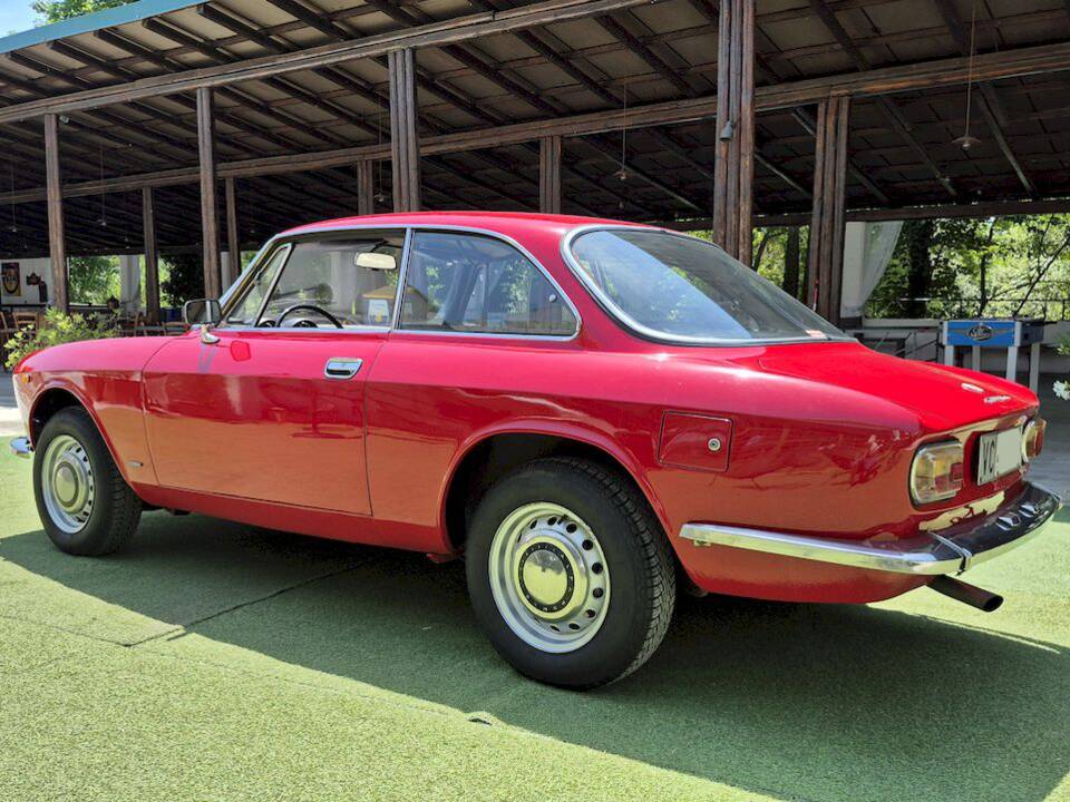Afbeelding 17/63 van Alfa Romeo Giulia GT 1300 Junior (1971)