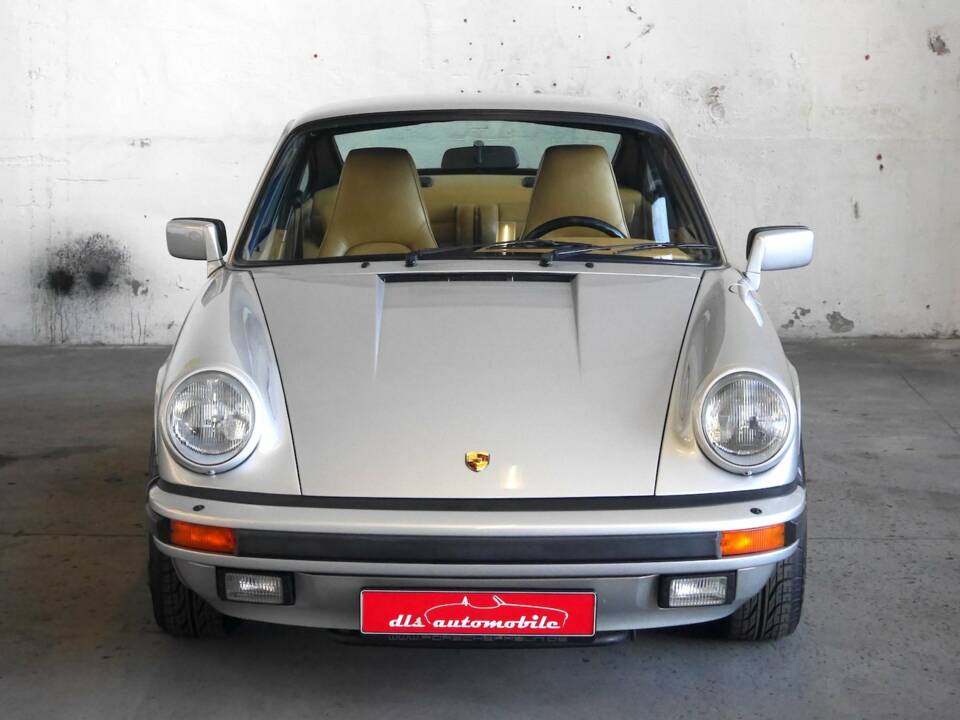 Image 16/27 of Porsche 911 Carrera 3.2 (1990)