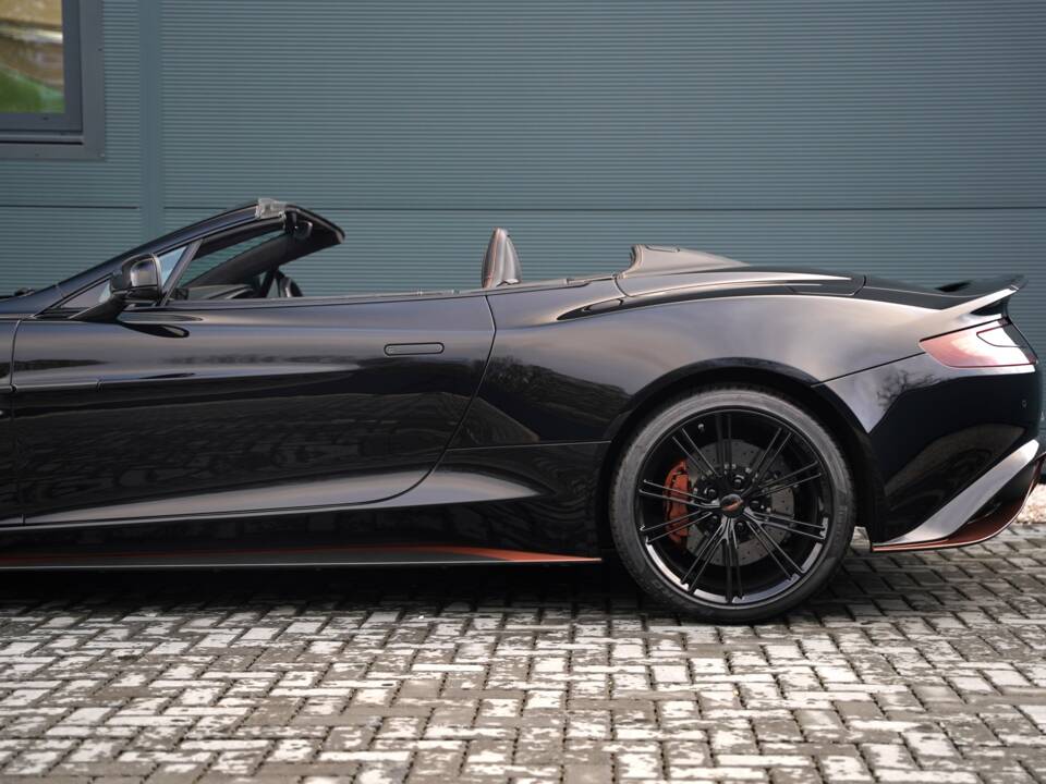 Image 28/50 of Aston Martin Vanquish S Volante (2018)